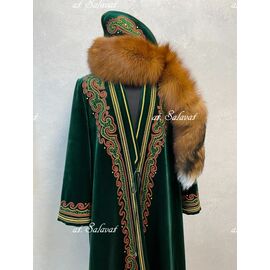 Башкирский национальный костюм "Елян + шапка "Салават". Национальный халат Зелян зеленого цвета и шапка бурек лиса огневка