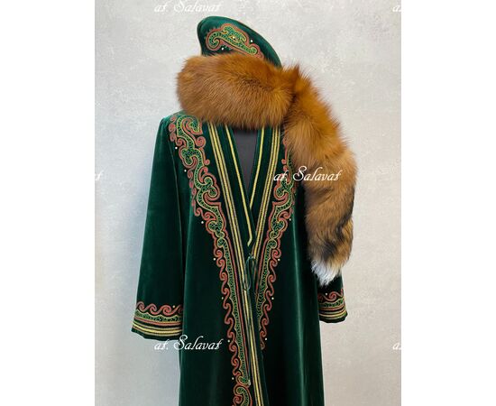 Башкирский национальный костюм "Елян + шапка "Салават". Национальный халат Зелян зеленого цвета и шапка бурек лиса огневка